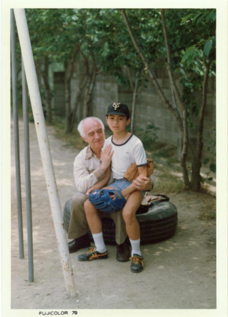 С сыном Такеши Сода. Япония, 1974
