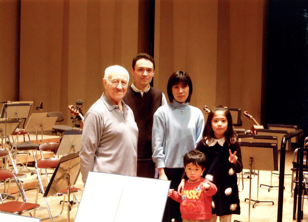 После концерта в Нагойе, Япония, 2002. Рудольф Баршай, его сын Такеши с женой Мотоко, внуки Баршая Рьючи и Момоко