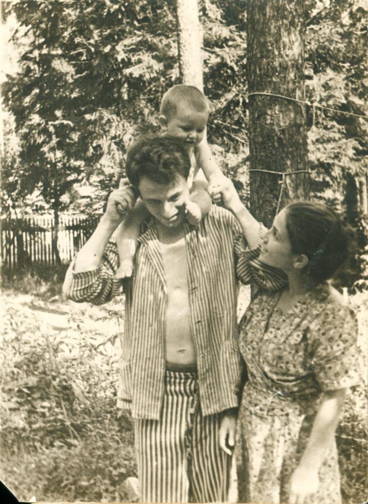 Rudolf and Nina Markova-Barshai with their son Lev.   1947