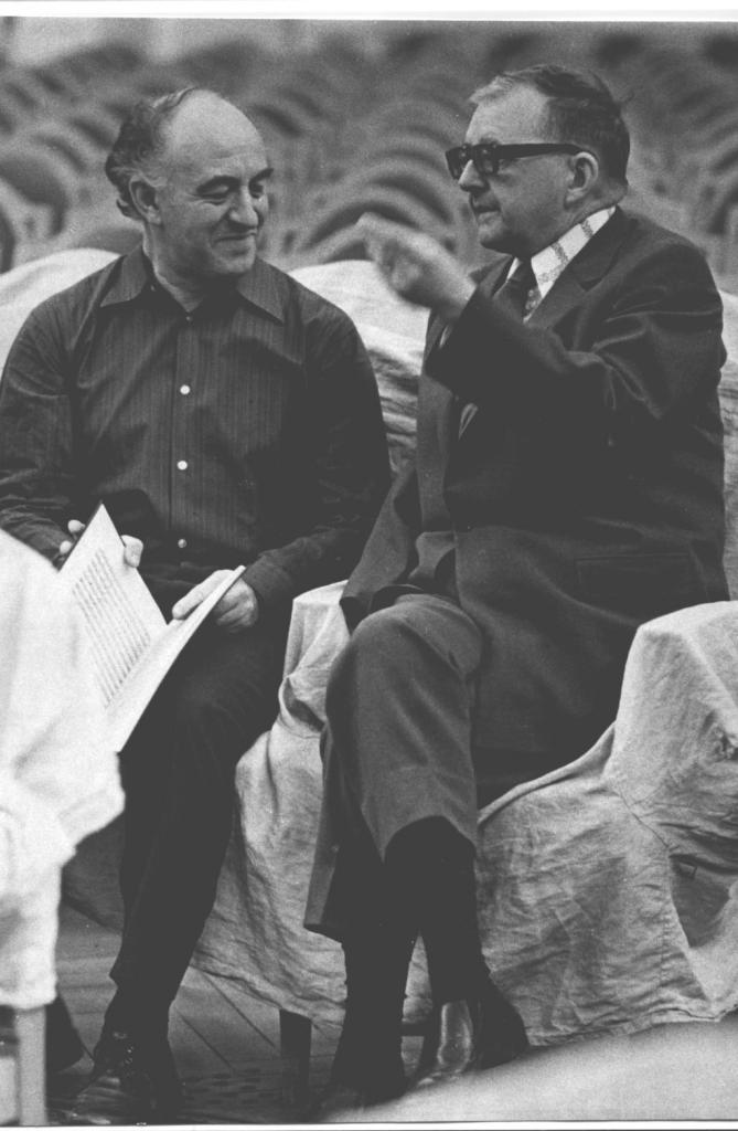 Рудольф Баршай и Дмитрий Шостакович.  На репетиции в Большом зале консерватории.   Москва