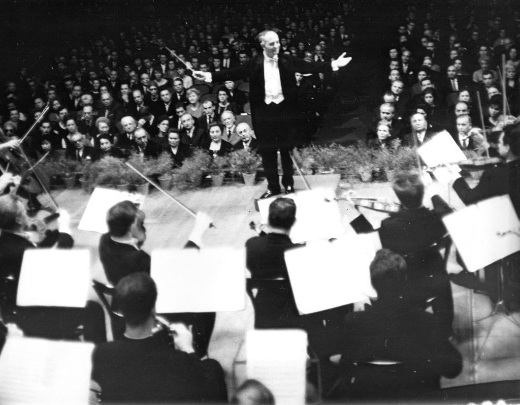 Будапешт, начало 1960-х гг. Московский камерный   оркестр, дирижер Рудольф Баршай. Среди   слушателей в партере Золтан Кодай.