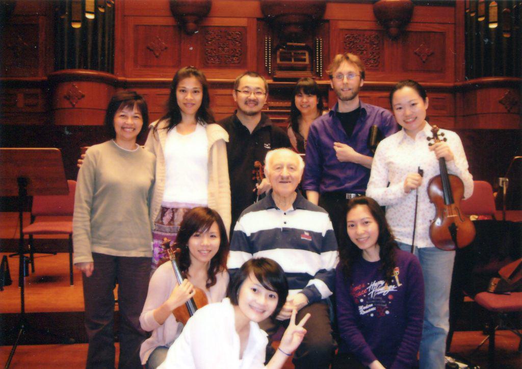 Rudolf Barshai and musicians of the Taipei Symphony   Orchestra